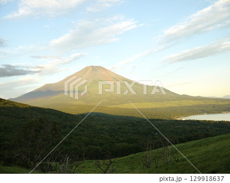 朝焼けに染まる富士山 朝焼けに染まる富士山 129918637