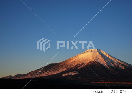 朝陽に映える「富士山」 朝陽に映える「富士山」 129918753
