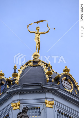 Lavishly decorated facades and architectural details of Guildhalls on the Grand-Place Grote Markt square of Brussels, Belgium Lavishly decorated facades and architectural details of Guildhalls on the Grand-Place Grote Markt square of Brussels, Belgium 129918824
