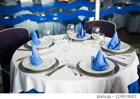 Serving table 129919003