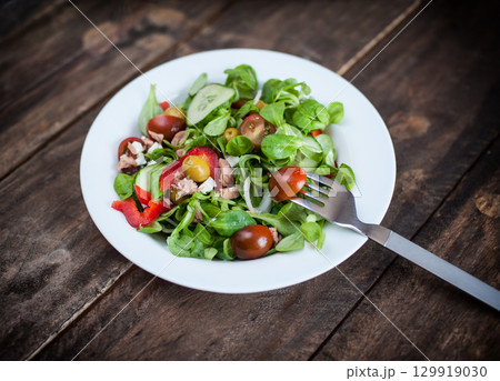 Fresh green salad 129919030