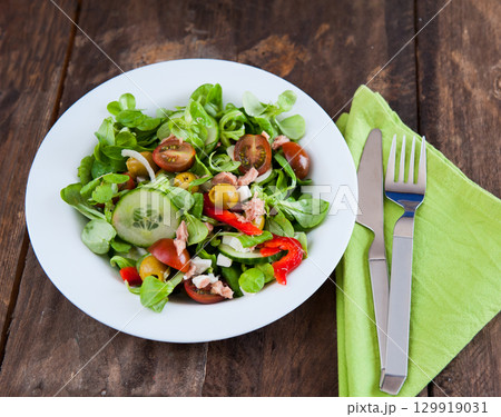 Fresh green salad 129919031