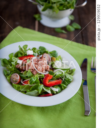 Fresh green salad 129919032