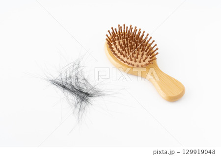 白背景に竹製のヘアブラシと抜けた髪の毛 白背景に竹製のヘアブラシと抜けた髪の毛 129919048