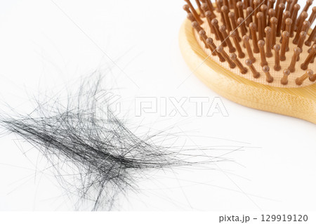 白背景に竹製のヘアブラシと抜けた髪の毛 白背景に竹製のヘアブラシと抜けた髪の毛 129919120
