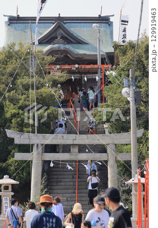 香川県三豊市三野町の海上に浮かぶ子供の守り神「津嶋神社」（夏季大祭） 129919463