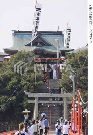 香川県三豊市三野町の海上に浮かぶ子供の守り神「津嶋神社」（夏季大祭） 129919467