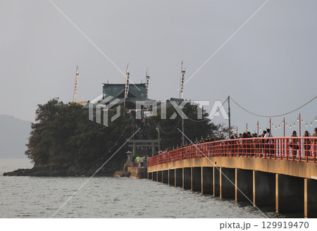 香川県三豊市三野町の海上に浮かぶ子供の守り神「津嶋神社」夕方、橋に電気が点灯される（夏季大祭） 129919470