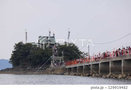香川県三豊市三野町の海上に浮かぶ子供の守り神「津嶋神社」（夏季大祭） 129919482