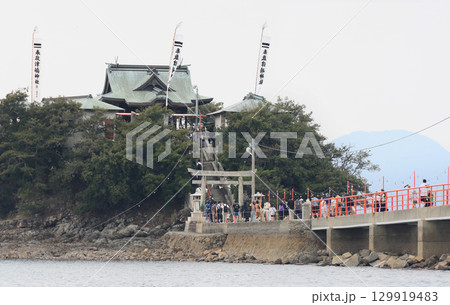 香川県三豊市三野町の海上に浮かぶ子供の守り神「津嶋神社」（夏季大祭） 129919483