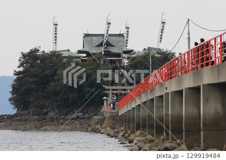 香川県三豊市三野町の海上に浮かぶ子供の守り神「津嶋神社」（夏季大祭） 129919484