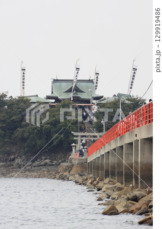 香川県三豊市三野町の海上に浮かぶ子供の守り神「津嶋神社」（夏季大祭） 129919486