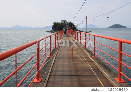 香川県三豊市三野町の海上に浮かぶ子供の守り神「津嶋神社」（夏季大祭の2日間のみ橋に板が張られる） 129919489