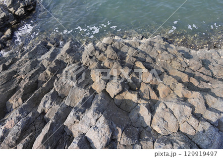香川県三豊市三野町の「津嶋神社」本殿裏の柱状節理 129919497