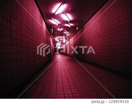 赤く輝く不気味な通路 129919510
