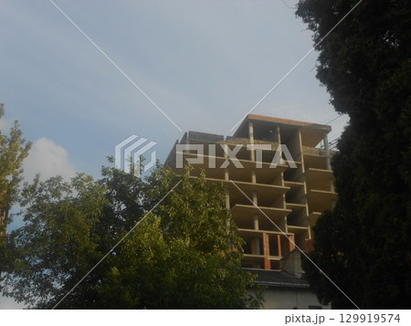 A building in the sunset 129919574