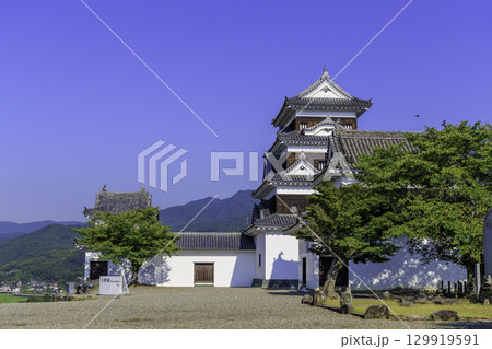 青空と緑に囲まれた大洲城の美しい天守と城郭 129919591