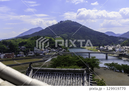 大洲城天守閣から望む肱川と山並みの絶景風景 129919770