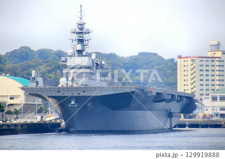 軍港『横須賀』逸見岸壁に接岸する… DDH護衛艦かが 129919888