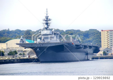 軍港『横須賀』逸見岸壁に接岸する… DDH護衛艦かが 129919892