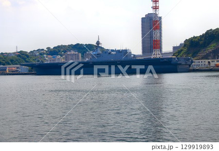 軍港『横須賀』逸見岸壁に接岸する… DDH護衛艦かが 129919893