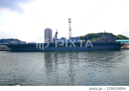 軍港『横須賀』逸見岸壁に接岸する… DDH護衛艦かが 軍港『横須賀』逸見岸壁に接岸する… DDH護衛艦かが 129919894