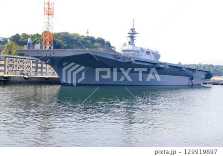 軍港『横須賀』逸見岸壁に接岸する… DDH護衛艦かが 129919897