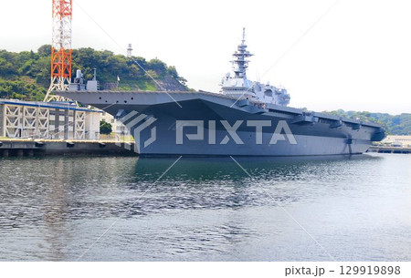 軍港『横須賀』逸見岸壁に接岸する… DDH護衛艦かが 129919898