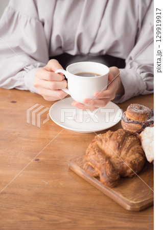 パンとコーヒーと静かなひととき 129919917