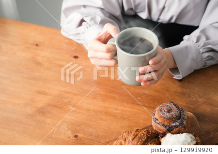 パンとコーヒーと静かなひととき 129919920