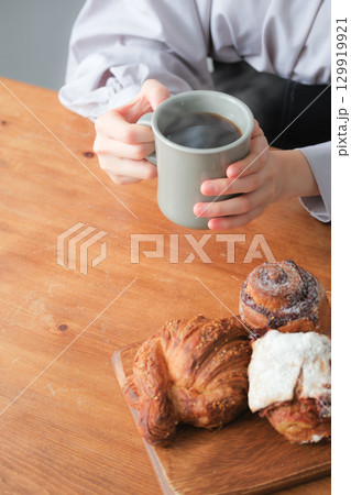 パンとコーヒーと静かなひととき パンとコーヒーと静かなひととき 129919921