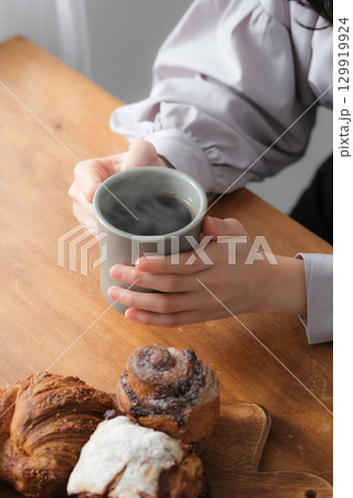 パンとコーヒーと静かなひととき 129919924