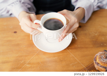 パンとコーヒーと静かなひととき 129919926