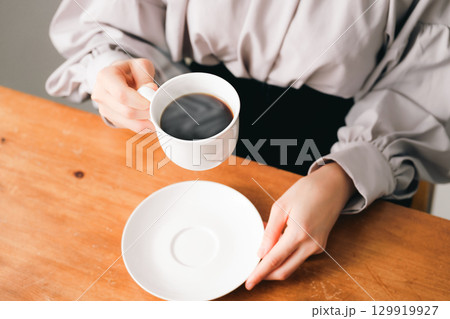 パンとコーヒーと静かなひととき 129919927