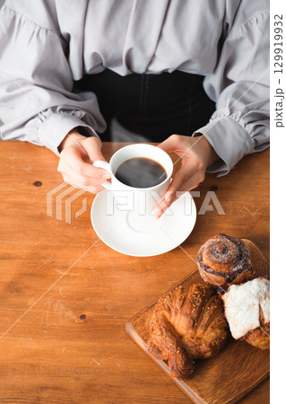 パンとコーヒーと静かなひととき パンとコーヒーと静かなひととき 129919932