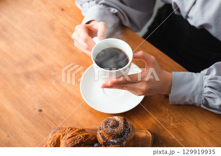 パンとコーヒーと静かなひととき パンとコーヒーと静かなひととき 129919935