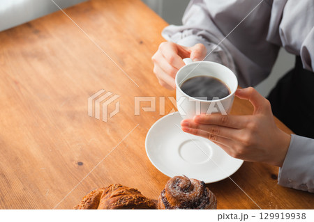 パンとコーヒーと静かなひととき パンとコーヒーと静かなひととき 129919938