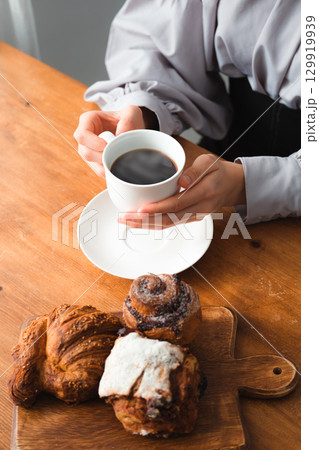 パンとコーヒーと静かなひととき パンとコーヒーと静かなひととき 129919939