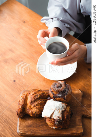 パンとコーヒーと静かなひととき 129919940