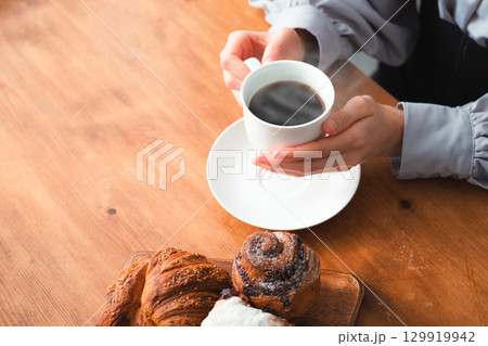 パンとコーヒーと静かなひととき 129919942