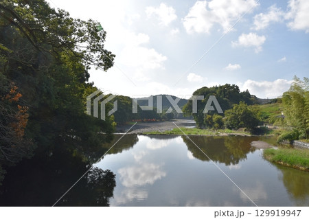 秋の朝の高麗川　埼玉 129919947