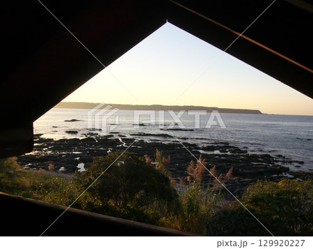 屋根裏から見る海の夕焼け 129920227