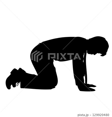 地べたに両ひざをついて這いつくばり悩んだり落ち込んだりするビジネスマンの男性シルエットイラスト 後悔 129920480