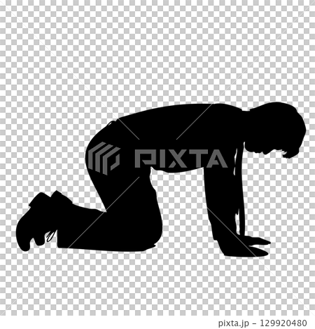 地べたに両ひざをついて這いつくばり悩んだり落ち込んだりするビジネスマンの男性シルエットイラスト 後悔 129920480