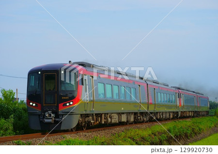 増結された特急うずしお（2600系気動車）が高徳線を快走 129920730