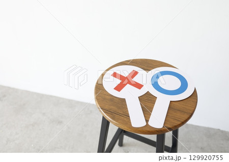 テーブルの上のマルとバツの札 テーブルの上のマルとバツの札 129920755