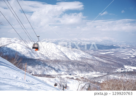 ウィンターシーズンのキロロスノーワールドのゴンドラとゲレンデ 129920763