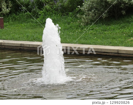 花の美術館真庭の池の噴水 花の美術館真庭の池の噴水 129920826
