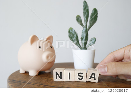 NISAと豚の貯金箱。投資と資産運用のイメージ写真。 129920917