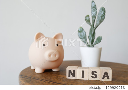 NISAと豚の貯金箱。投資と資産運用のイメージ写真。 129920918